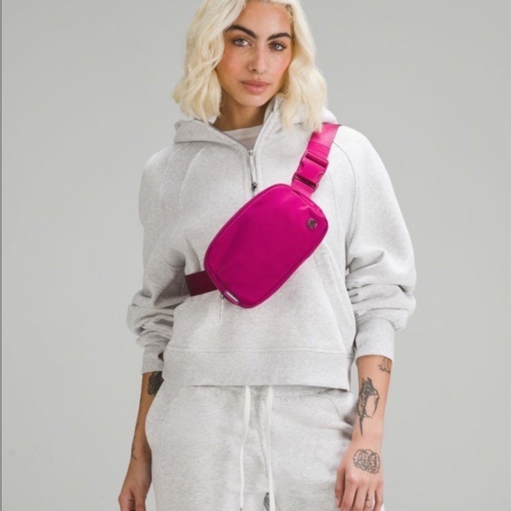 Lululemon Everywhere Belt Bag Wild Berry - Picture 5 of 9